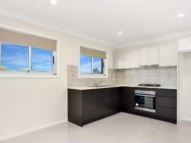 Cozy 2 BR 90a Carisbrook Street, North Kellyville House for re.