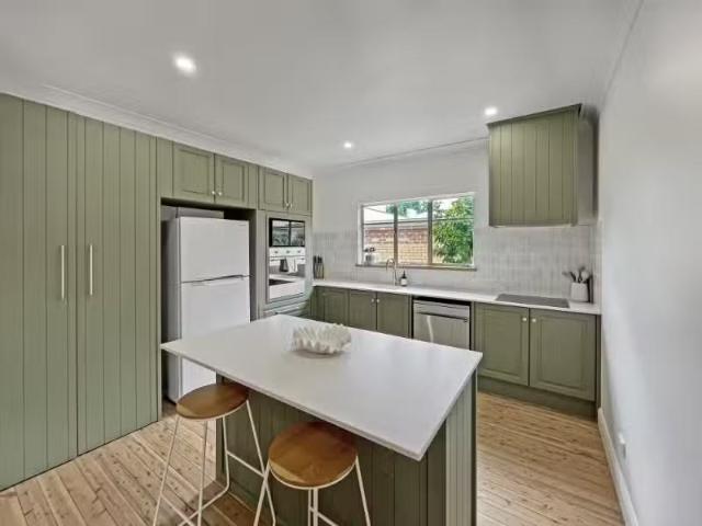 Charming 2 BR 1000 Weewak Street, North Albury House for rent.