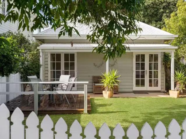 Unique 2 BR 101a Colburn Avenue, VICTORIA POINT, QLD 4165 Fl.