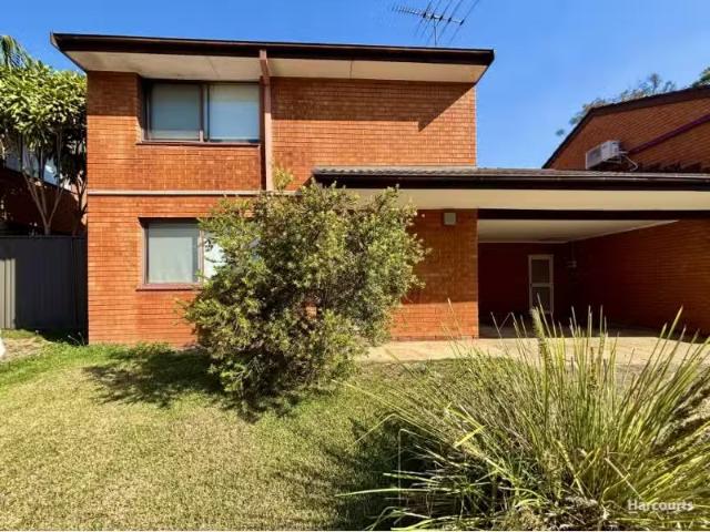 Cheap 2 BR 11/26 Kingsclare Street, Leumeah Townhouse for rent.