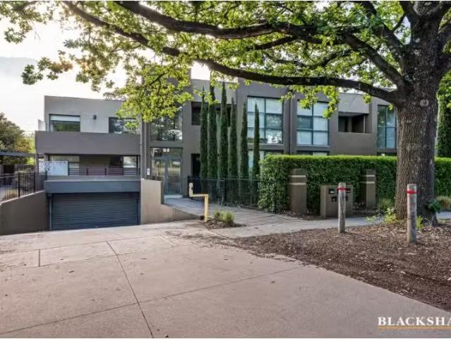 Nice 2 BR 1/135 Limestone Avenue, Braddon Apartment for rent.