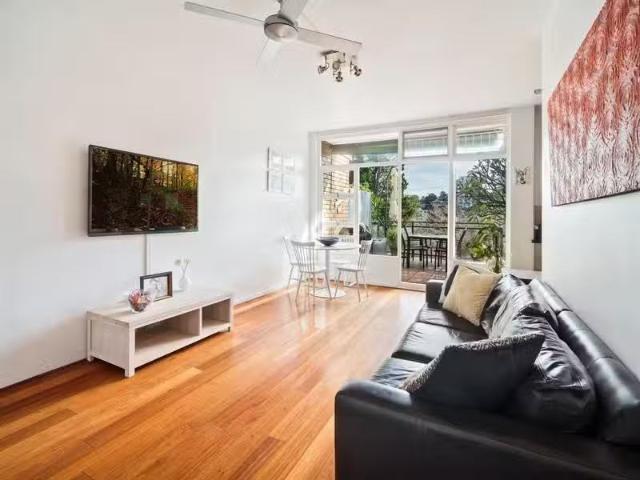 Nice 2 BR 1/15 Premier Street, Neutral Bay Apartment for rent.