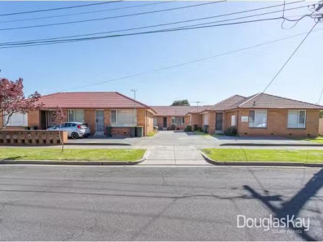 Charming 2 BR 1/1 3 Isla Street, Sunshine North Apartment for.