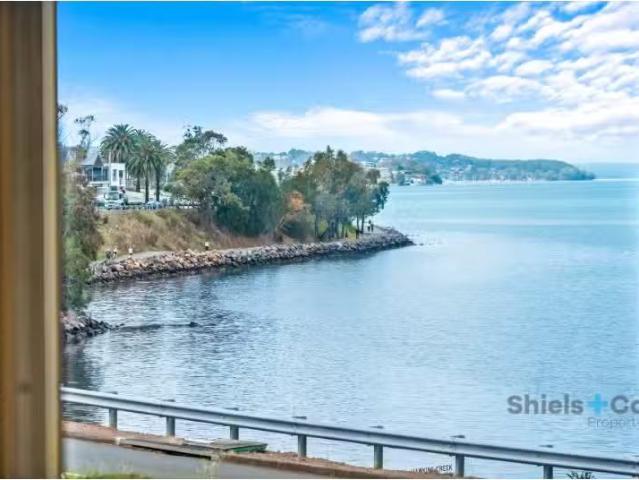 Nice 2 BR 1/228 The Esplanade, Speers Point Apartment for rent.