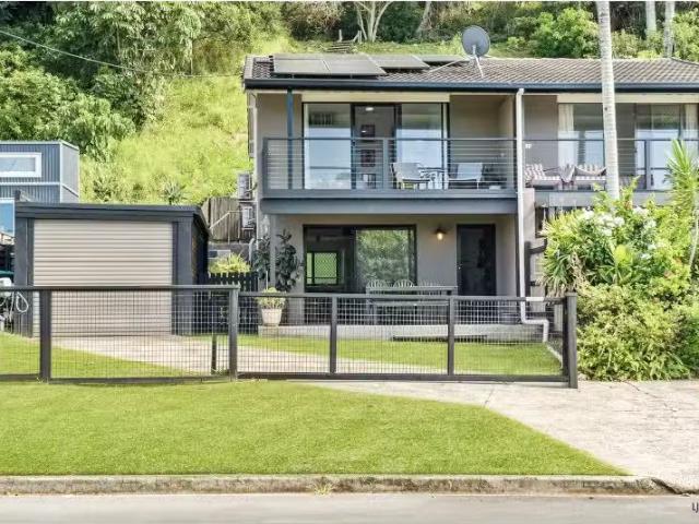 Unique 2 BR 1/33 Bimbadeen Avenue, Banora Point Townhouse for.