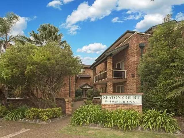 Cozy 2 BR 14/10 14 Warburton Street, Gymea Apartment for rent.