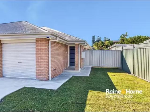 Charming 2 BR 143A Budgewoi Road, BUDGEWOI House for rent Lis.