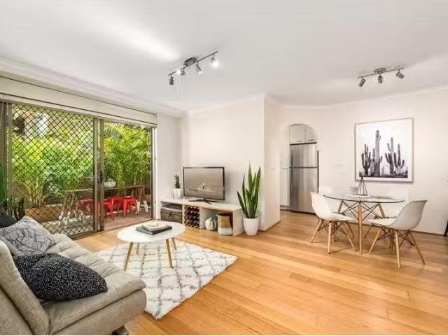 Nice 2 BR 16/1 5 Parraween Street, Cremorne Apartment for rent.