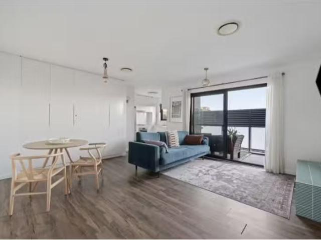 Cheap 2 BR 17/84 Princes Highway, St Peters Apartment for rent.