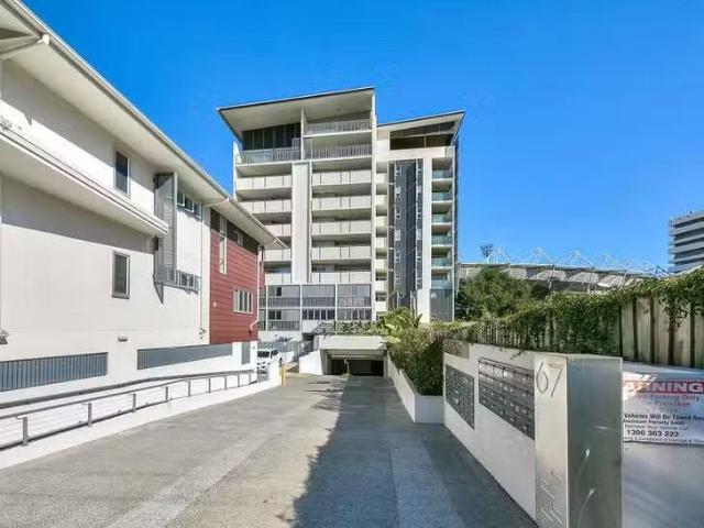 Nice 2 BR 1804/67 Linton Street, Kangaroo Point, QLD 4169