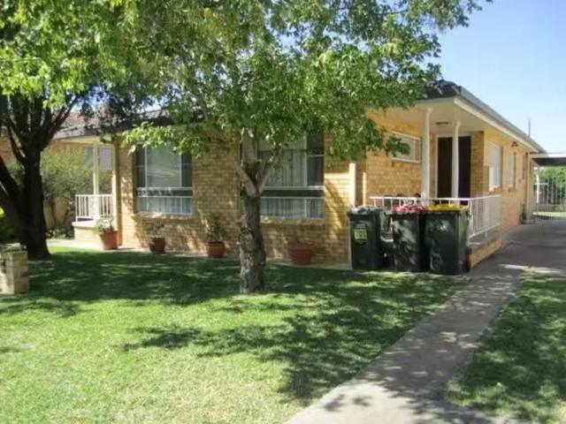 Just in! 2 BR 18A Burilla St, South Tamworth Apartment for ren.