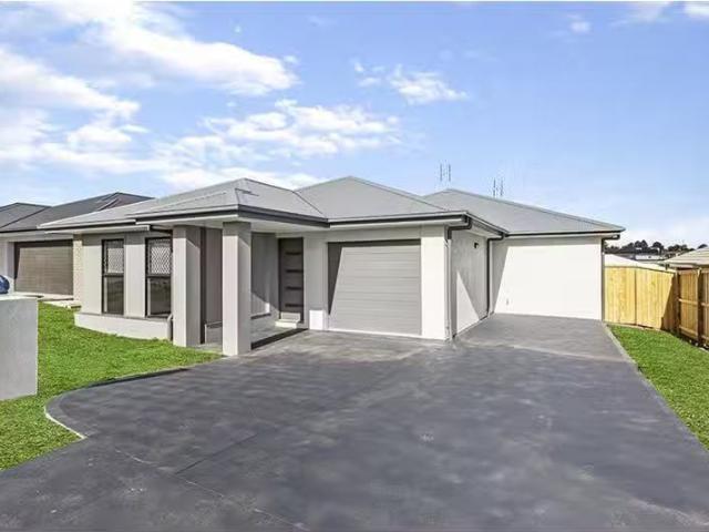 Deal! 2 BR 23a Plover Circuit, Aberglasslyn Apartment for rent.