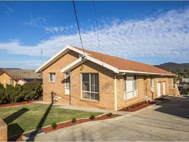 Just in! 2 BR 2/33 Gilmore Place, QUEANBEYAN WEST Townhouse fo.