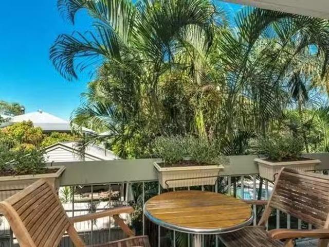 Deal! 2 BR 2/46 Newcross Street, INDOOROOPILLY, QLD 4068 Tow.