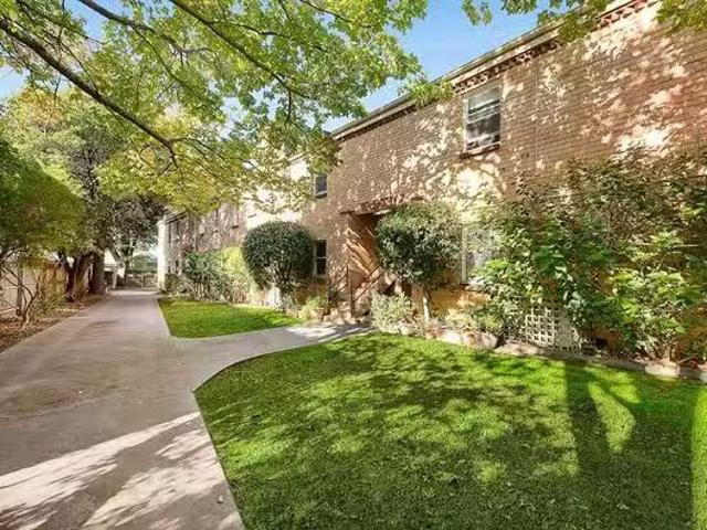Cozy 2 BR 2/8 Cromwell Road, South Yarra, VIC 3141