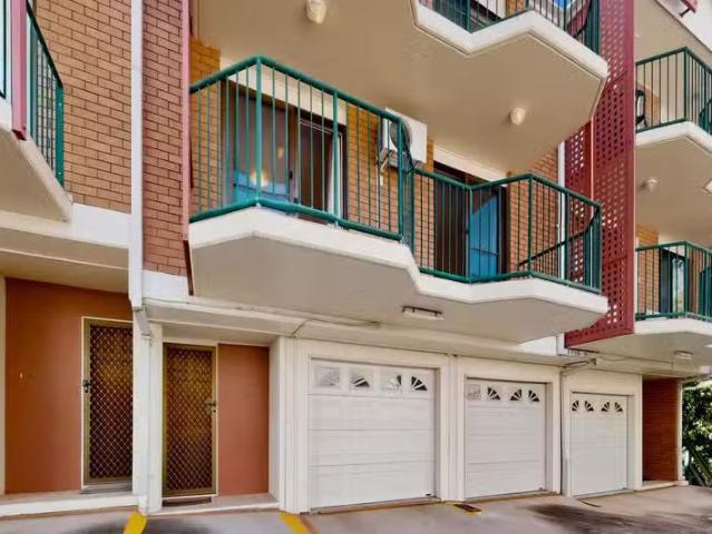 Charming 2 BR 3/106 Sherwood Road, TOOWONG, QLD 4066 Townhou.