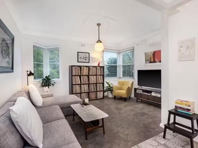 Cozy 2 BR 3/191 West Street, Crows Nest Apartment for rent Li.