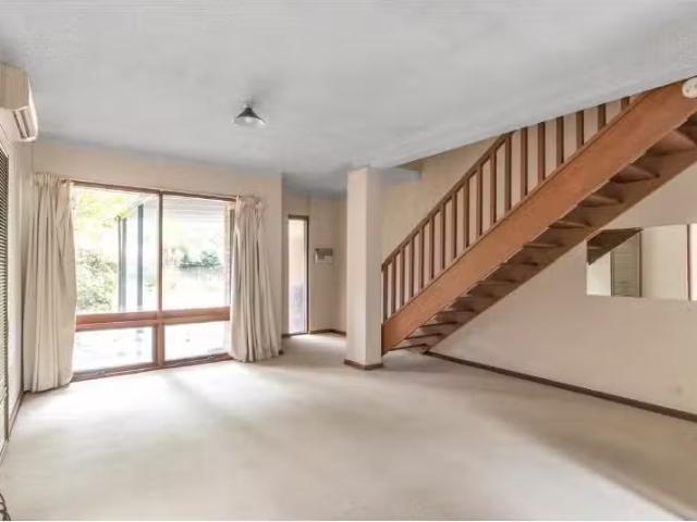 Deal! 2 BR 3/46A Robsart Street, Parkside Townhouse for rent.