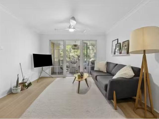 Nice 2 BR 35/33 Palomar Parade, Freshwater Apartment for rent.