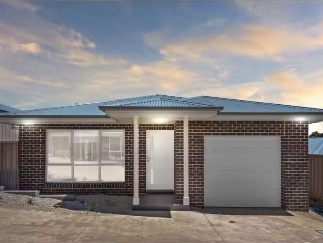 Charming 2 BR 3/62a Kearneys Drive, Orange NSW 2800 Townhouse.