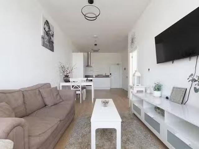 Cozy 2 BR Halfords Lane