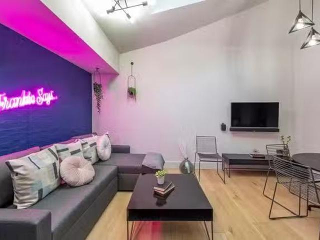 Charming 2 BR Long Acre
