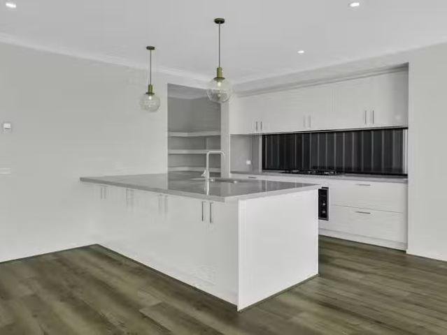 For Rent! 2 Danube Road, Truganina, VIC 3029