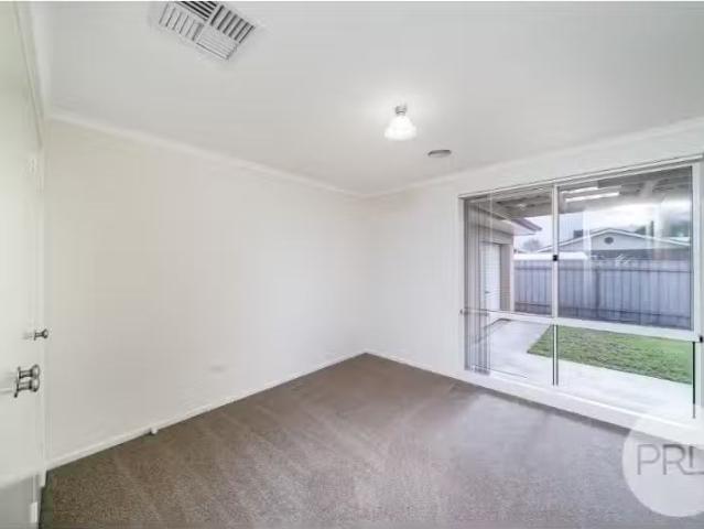 Nice 2 Garru Place, Glenfield Park House for rent Listed by M.