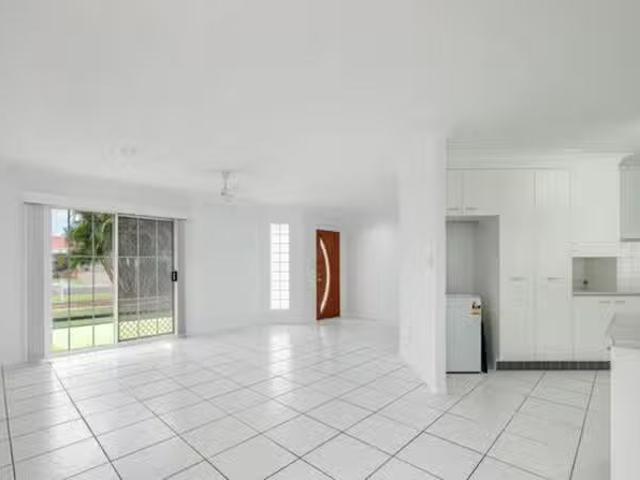 Cozy 2 Gateway Street, Wynnum West, QLD 4178