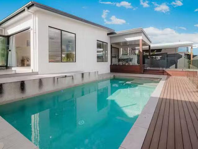 Cozy 2 Pensacola Court, Broadbeach Waters, QLD 4218