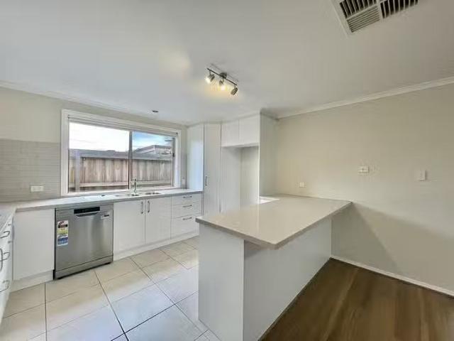 For Rent! 2 Roff Court, Altona Meadows, VIC 3028