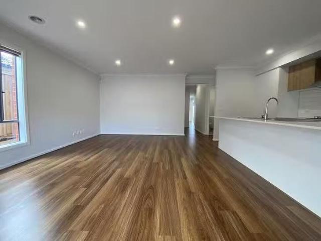 Cozy 30 Fitzrovia Drive, Wyndham Vale, VIC 3024