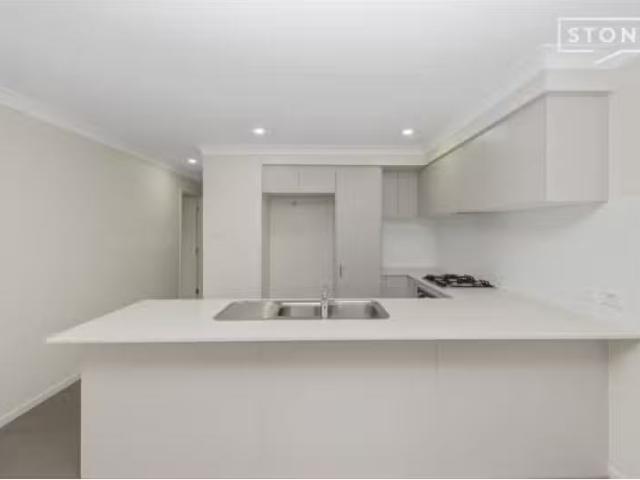 Rental! 30A Augusta Close, Heddon Greta Townhouse for rent Li.