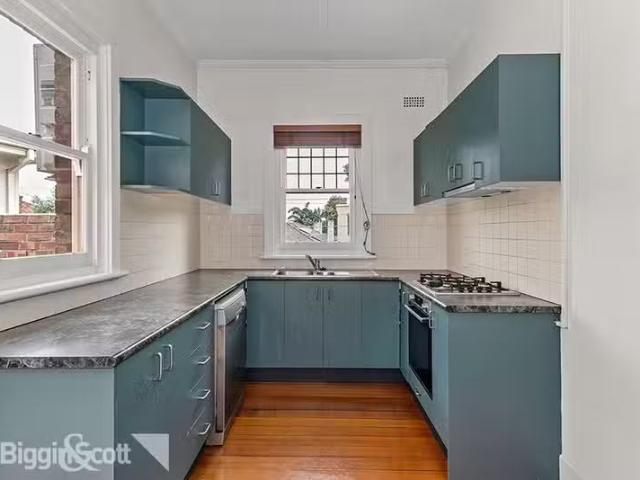 Cozy 3/13 Hennessy Avenue, Elwood VIC 3184
