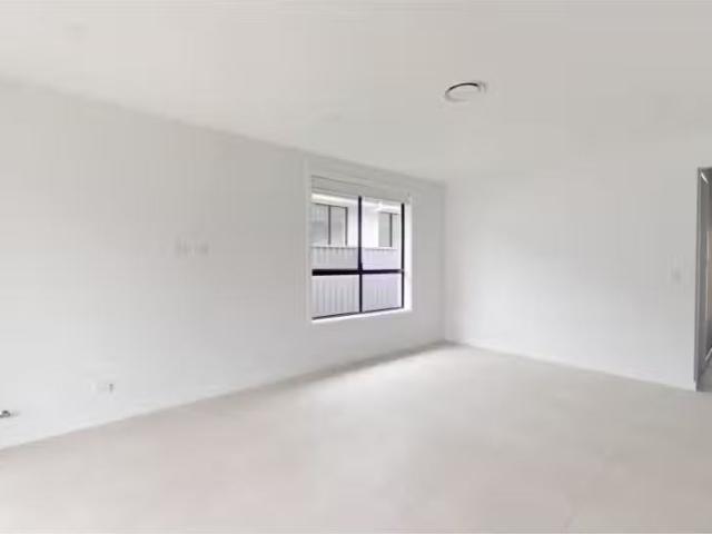 Nice 31 Rowcliff Circuit, Lochinvar House for rent Listed by.