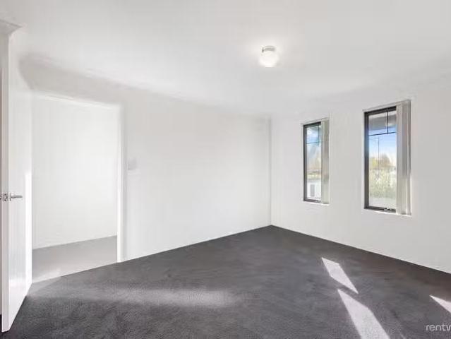 Just in! 32 Klondike Approach, Butler, WA 6036