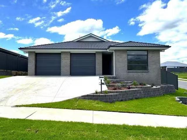 Just in! 32 Lochdon Drive, Farley, NSW 2320
