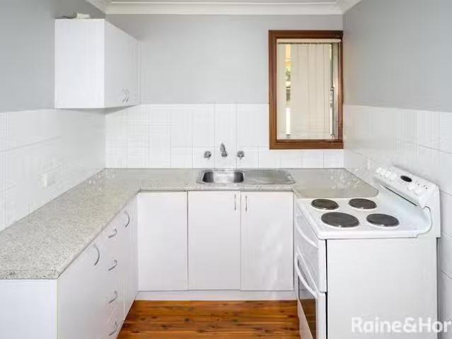 For Rent! 3/2 Raye Street, Tolland, NSW 2650