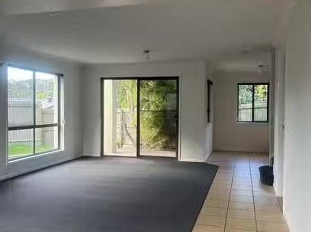 Nice 33/1 15 Santa Isobel Boulevard, Pacific Pines, QLD 4211