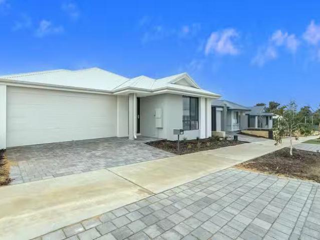 Deal! 33 Cardinal Loop, Lakelands, WA 6180