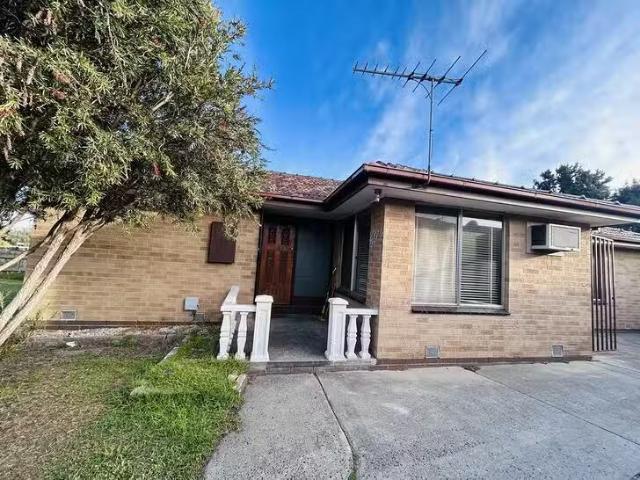 Nice 33 Novara Parade, St Albans, VIC 3021