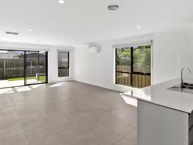 Charming 33 Walsh Grove, North Geelong, VIC 3215