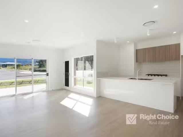 Charming 33 Wirraway Boulevard, Badagarang, NSW 2540