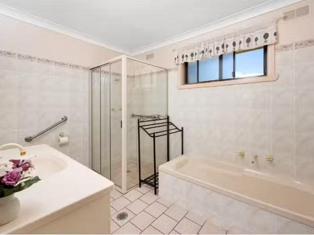 For Rent! 37 Walana Crescent, Kooringal House for rent Listed.