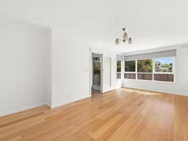 Just in! 3/8 Leopold Crescent, Mont Albert VIC 3127 Unit For.