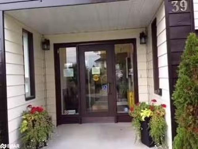 Deal! 39 Poyntz Street, Penetanguishene, ON, L9M 1N5 commerc.