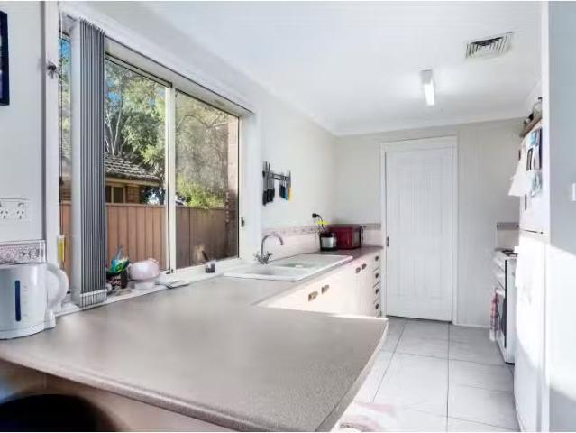 Nice 4/14 16 Bateman Avenue, ALBION PARK RAIL Townhouse for re.