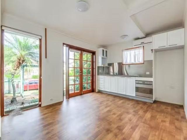 Nice 4/28 Macdonald Street, Norman Park Apartment for rent Li.