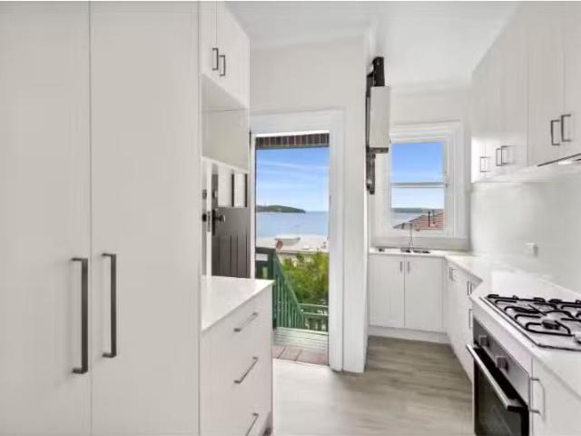 For Rent! 4/21 Lauderdale Avenue, Fairlight Apartment for rent.
