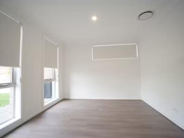 For Rent! 4/2 Iona Avenue, North Rocks Townhouse for rent Lis.